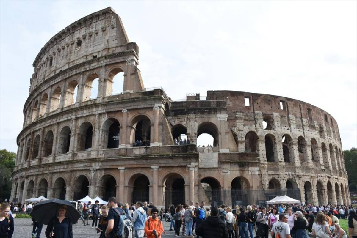 Roma'nın simge yapısı Kolezyum'da 