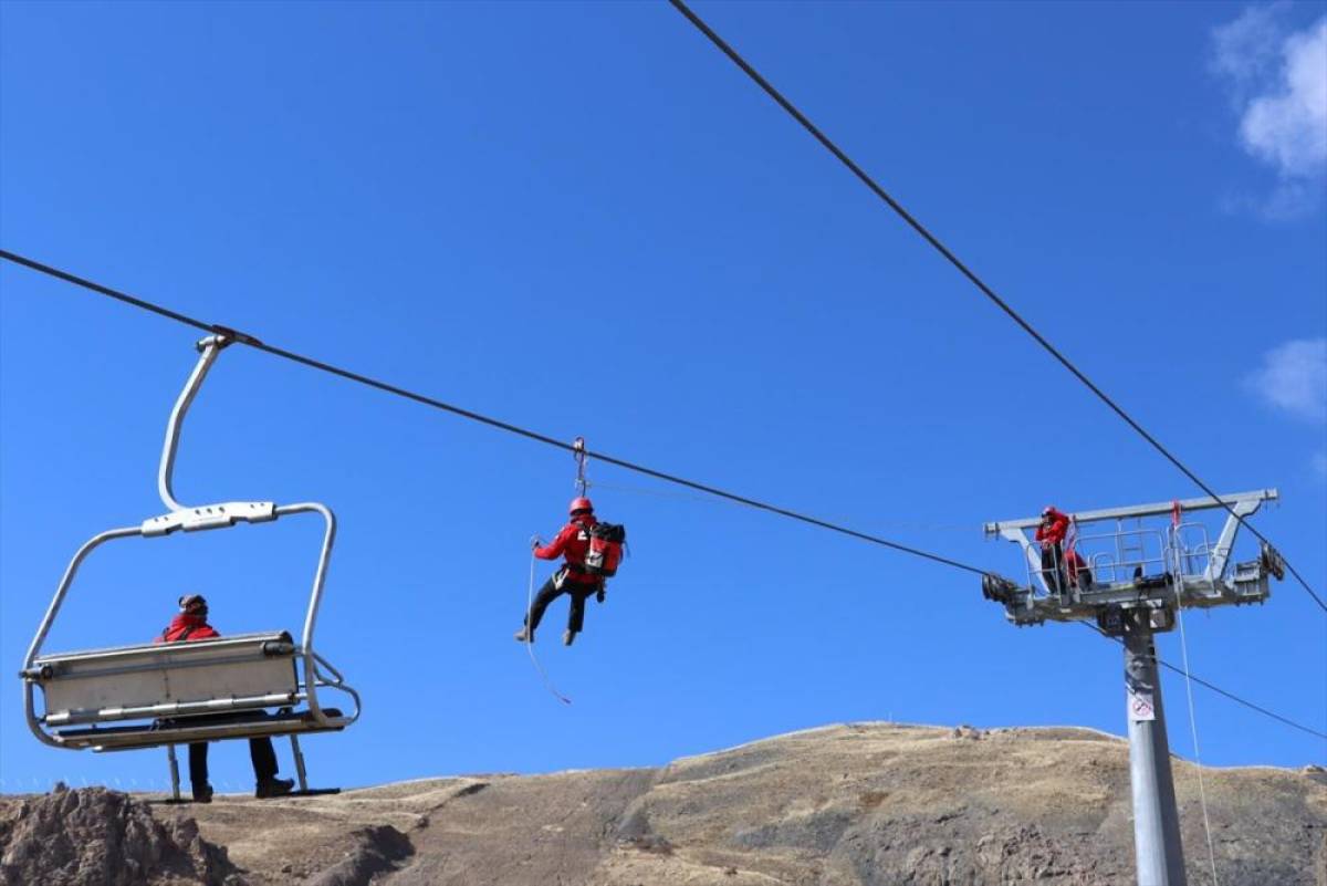 Hakkari'de JAK timi kayak sezonu öncesi tatbikat yaptı