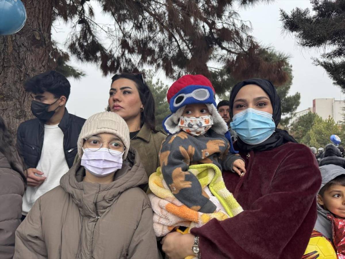 Malatya'da iyileşen iki l&ouml;semi hastası &ccedil;ocuk mutluluğunu balon u&ccedil;urarak paylaştı