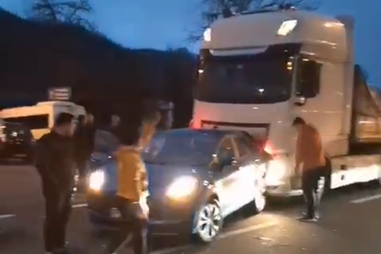 D&uuml;zce&rsquo;de otomobile tır arkadan &ccedil;arptı!