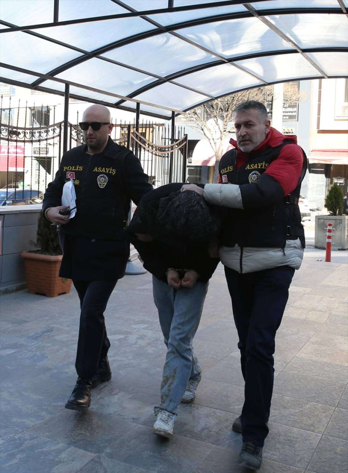 Eskişehir'de kendisini kamu g&ouml;revlisi olarak tanıttığı 2 kişiyi dolandıran zanlı tutuklandı