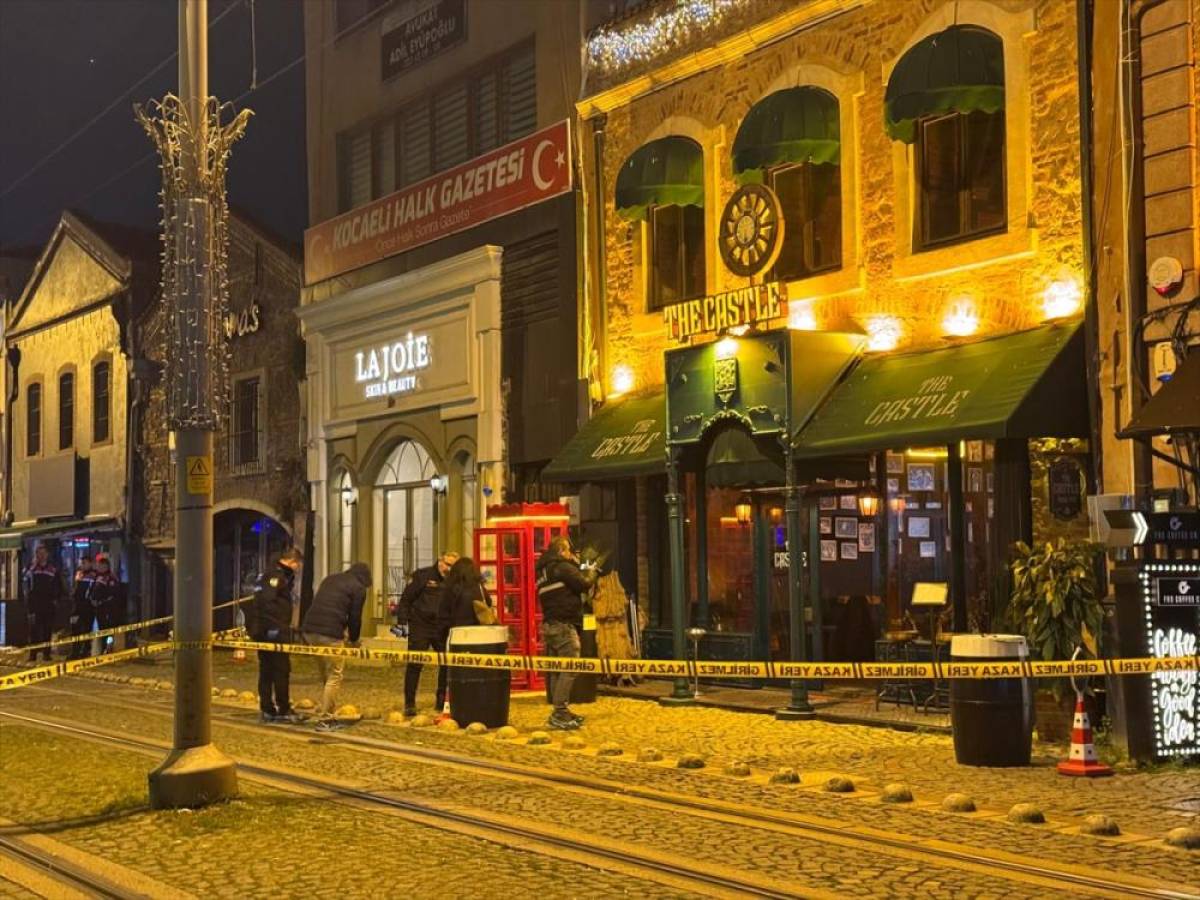 Kocaeli'de eğlence mekanına d&uuml;zenlenen silahlı saldırıda 2 kişi &ouml;ld&uuml;, 3 kişi yaralandı