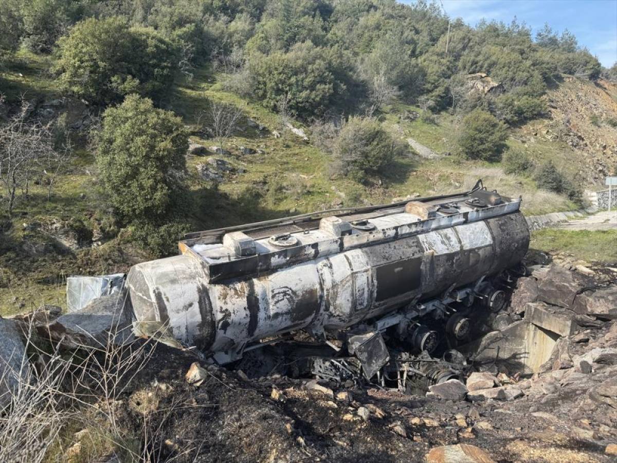 Uşak'ta devrildikten sonra alev alan akaryakıt tankerinin s&uuml;r&uuml;c&uuml;s&uuml; &ouml;ld&uuml;