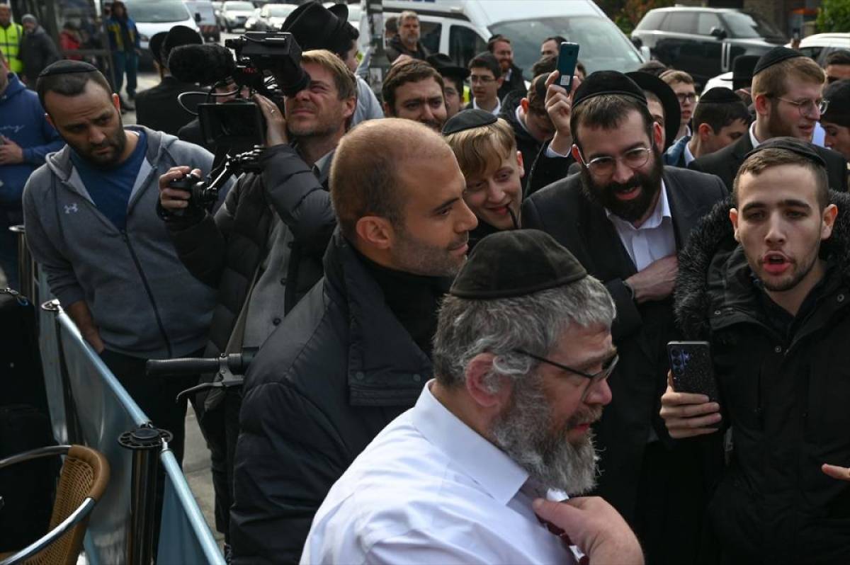 Londra'da Al Jazeera muhabirlerine hakaret eden kişinin polis olduğu belirlendi