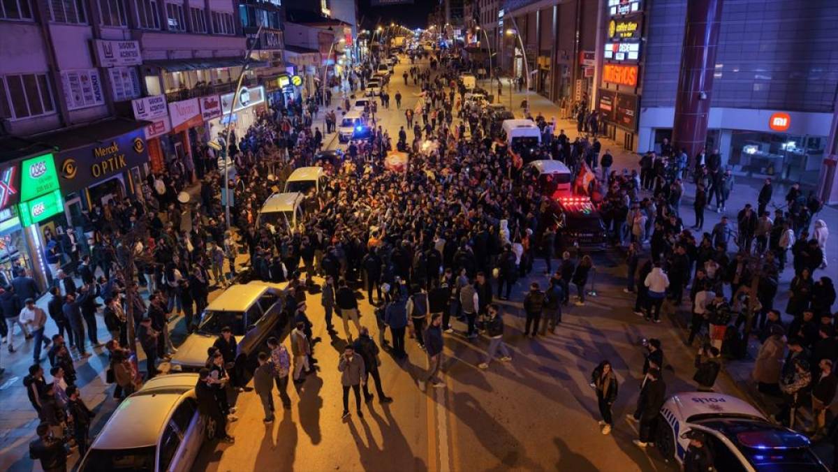 Erzurum, Ardahan ve Kars'ta Galatasaray'ın galibiyeti kutlandı