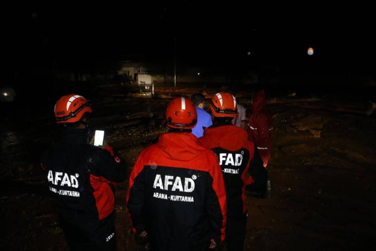 Gaziantep'te selde mahsur kalan 5 kişi iş makinesi yardımıyla kurtarıldı