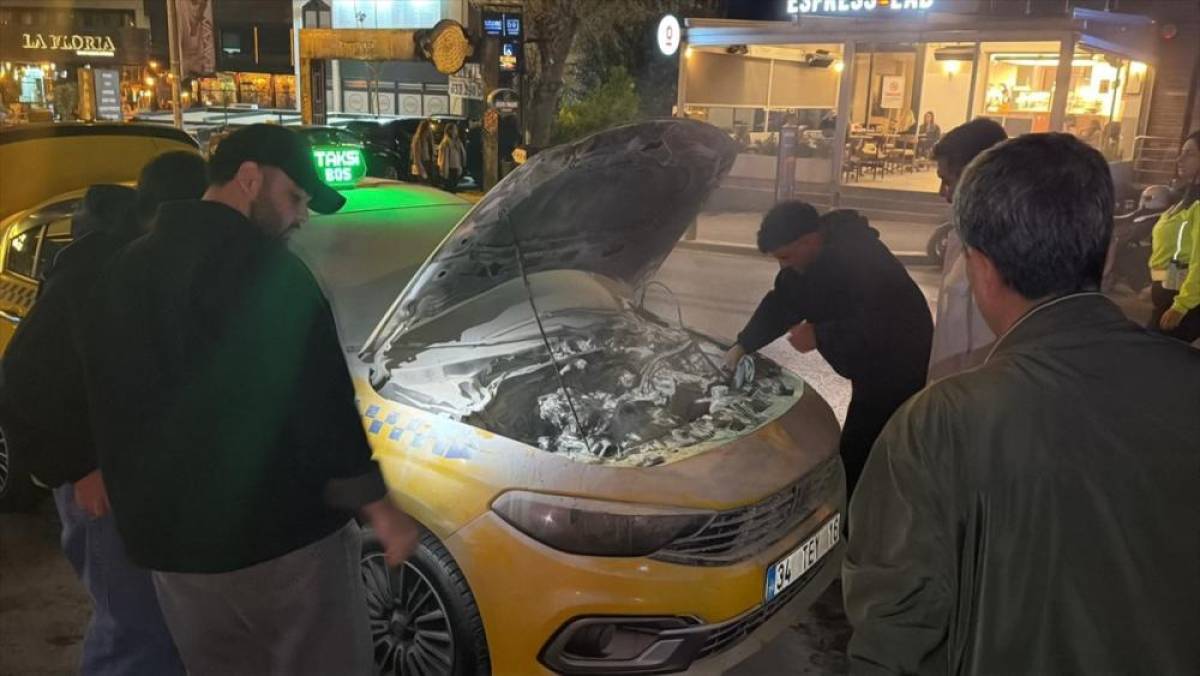 Bakırk&ouml;y'de seyir halindeki takside &ccedil;ıkan yangın s&ouml;nd&uuml;r&uuml;ld&uuml;