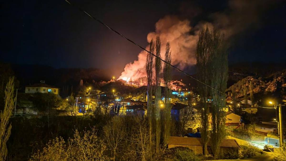 Manisa'da &ccedil;ıkan ev yangınında 1 kişi dumandan etkilendi