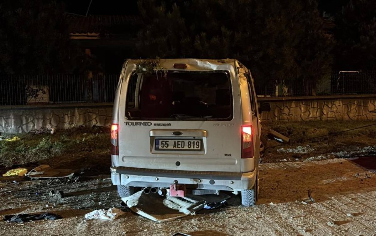 Samsun'da devrilen hafif ticari ara&ccedil;taki 4 kişi yaralandı