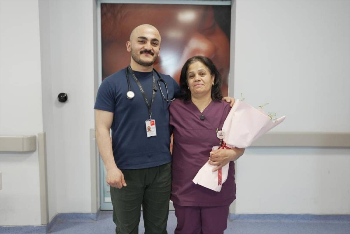 Aynı hastanede &ccedil;alıştığı annesine Ebeler Haftası'nda &ccedil;i&ccedil;ekle s&uuml;rpriz yaptı