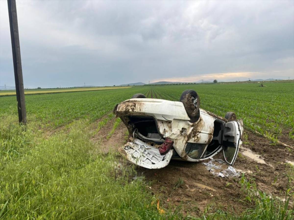 Adana'da devrilen otomobildeki 4 kişi yaralandı