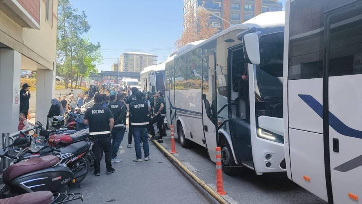 Halfeti Belediyesine y&ouml;nelik operasyonda g&ouml;zaltına alınan 46 ş&uuml;pheli adliyede