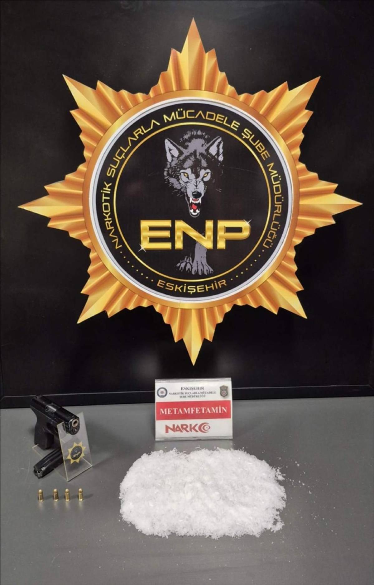Eskişehir'de polisten ka&ccedil;an ş&uuml;phelilerin bulunduğu ara&ccedil;ta sentetik uyuşturucu ele ge&ccedil;irildi