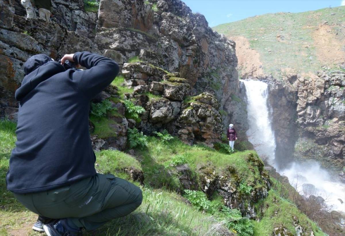 Muş'ta &uuml;niversite &ouml;ğrencileri fotoğraf kursunda &ouml;ğrendiklerini doğada pekiştiriyor