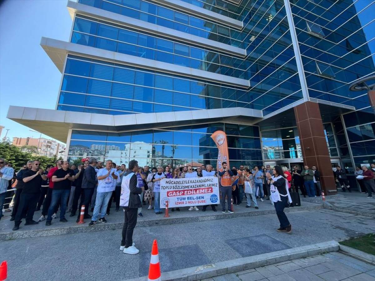 Bayraklı Belediyesinde g&ouml;revli memurlar TİS anlaşmazlıkları i&ccedil;in eylemde