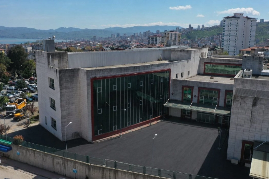 Ordu&rsquo;da Fatsa Devlet Hastanesi &ouml;n&uuml; sıcak asfaltla yenileniyor