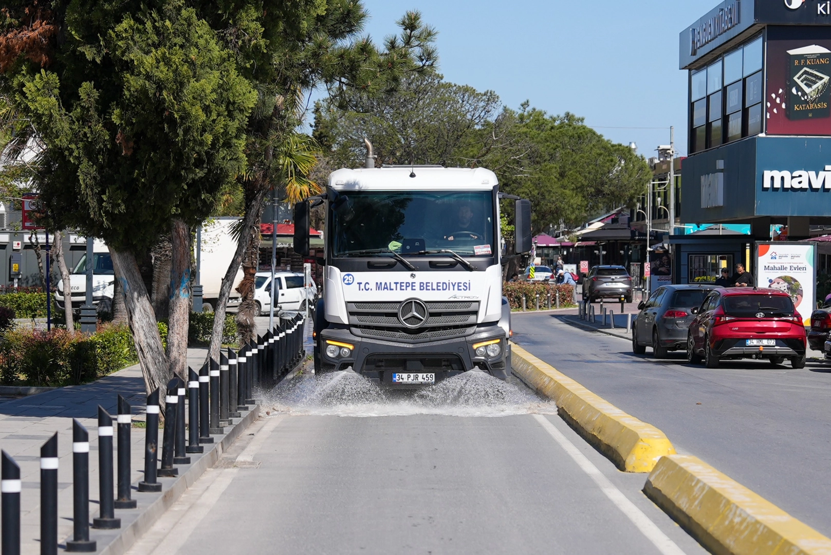İstanbul Maltepe'de mahallelerde bahar temizliği s&uuml;r&uuml;yor