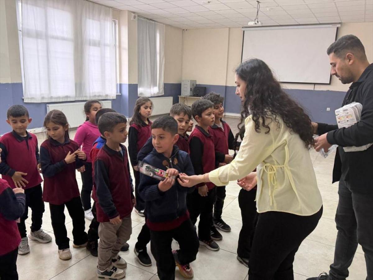 Yedisu'da &ouml;ğrencilere diş fır&ccedil;ası desteği