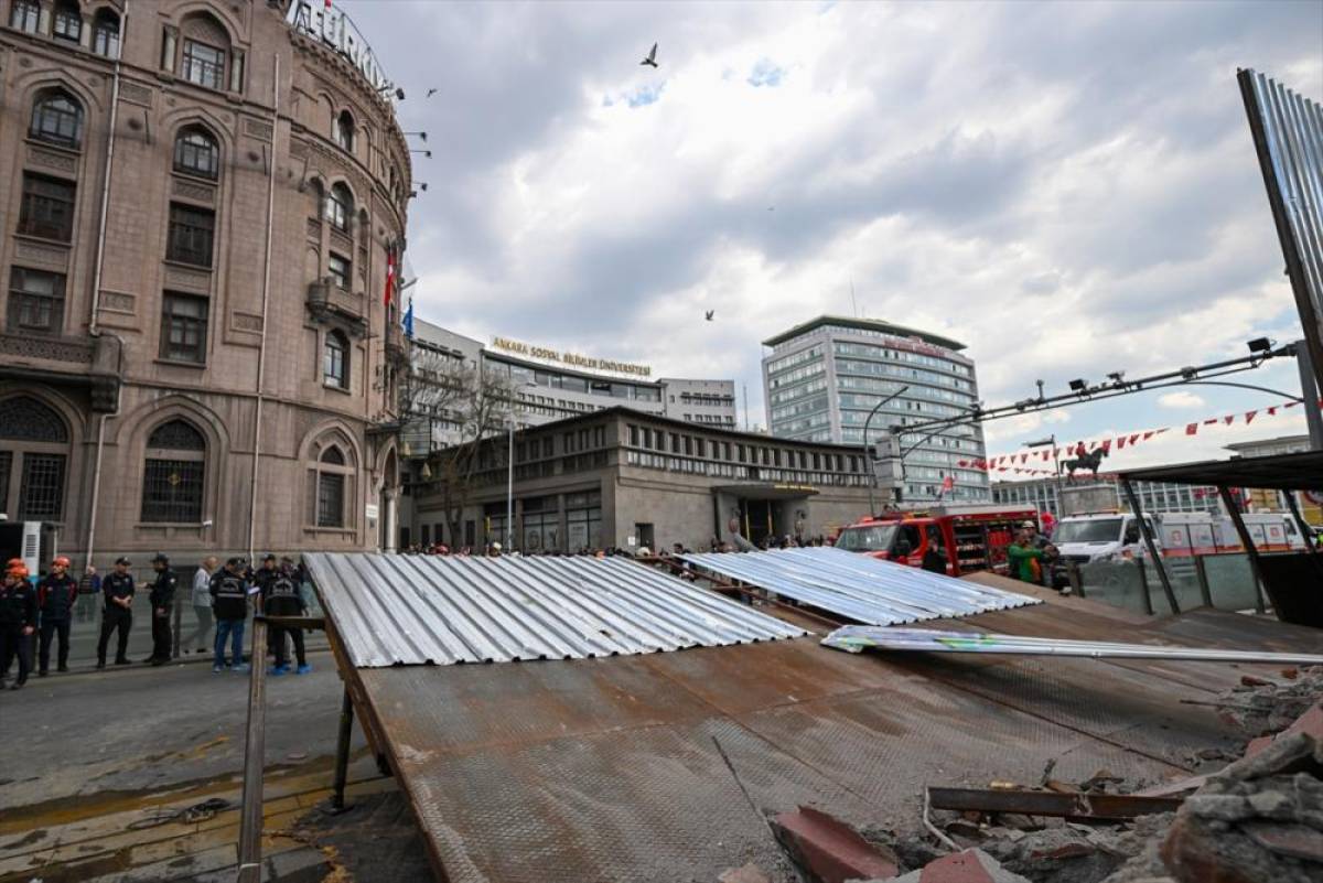 G&Uuml;NCELLEME - Ankara'da yıkım &ccedil;alışması yapılan 4 katlı binanın platformu &ccedil;&ouml;kt&uuml;