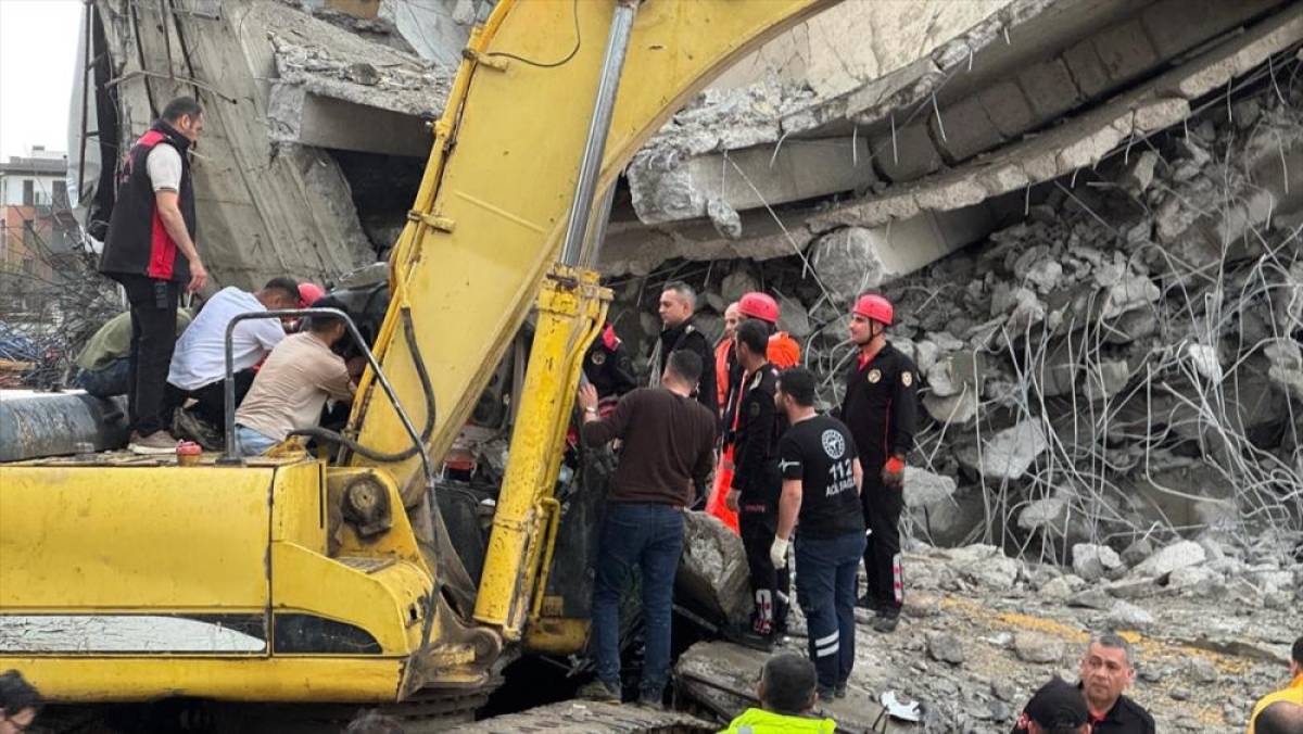 Kahramanmaraş'ta 5 katlı otoparkın yıkımı sırasında iş makinesi enkaz altında kaldı