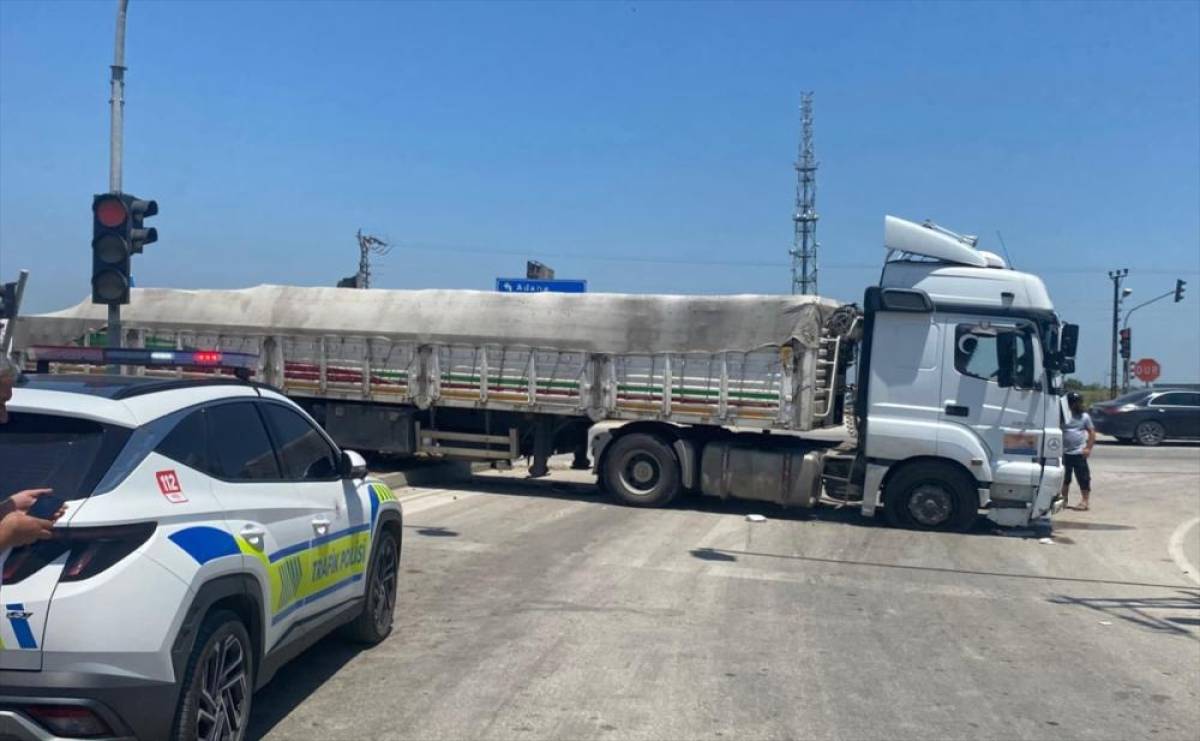 Adana'da tırın iki otomobile &ccedil;arpması sonucu 5 kişi yaralandı