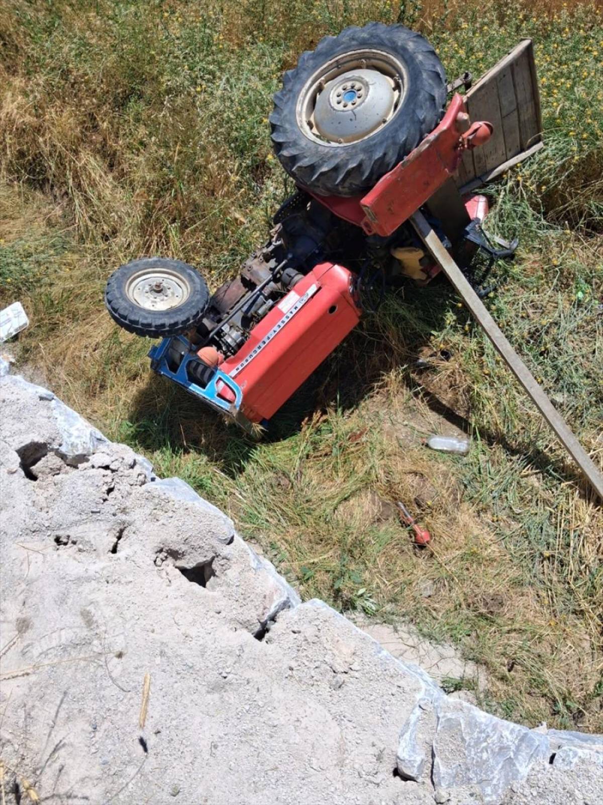 Tokat'ta otomobil ile &ccedil;arpışan trakt&ouml;r&uuml;n s&uuml;r&uuml;c&uuml;s&uuml; &ouml;ld&uuml;