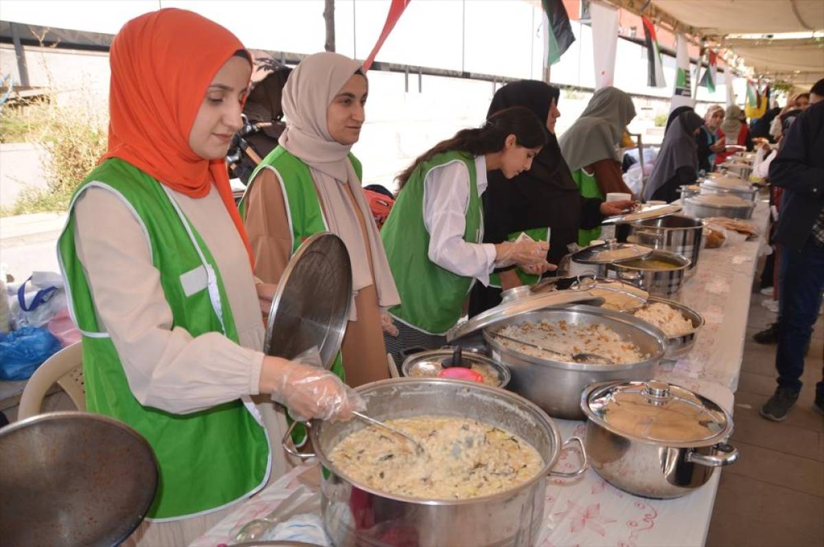 Yüksekova'da Filistin yararına kermes düzenlendi