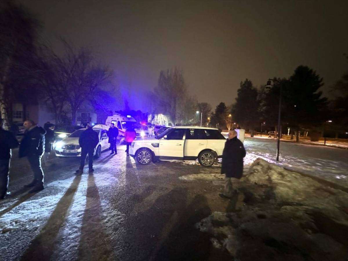 Erzurum'da kızını &uuml;niversiteden almaya giden baba ara&ccedil;ta beklerken hayatını kaybetti