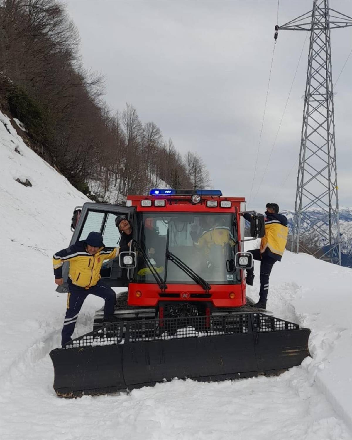 Artvin'de yolu kardan kapanan köydeki hastaya paletli ambulansla ulaşıldı