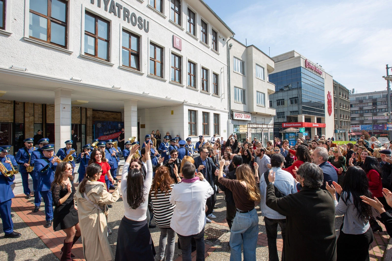 Bursa'da 'D&uuml;nya Tiyatro G&uuml;n&uuml;' kutlaması