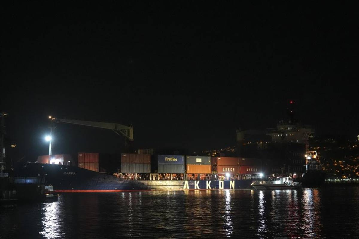 Sarıyer'de karaya oturan konteyner gemisi i&ccedil;in kurtarma &ccedil;alışması başlatıldı