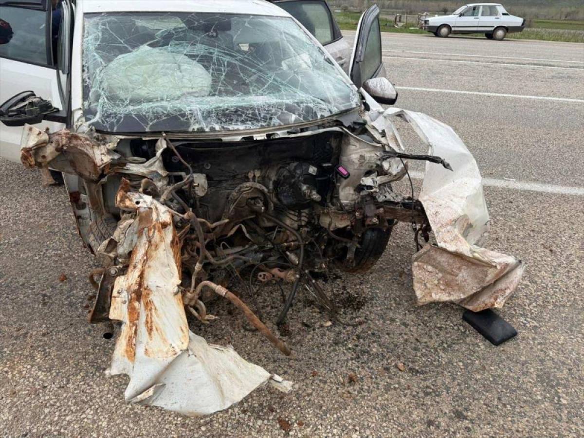 Malatya'da tabelaya &ccedil;arpan otomobildeki 2 kişi yaralandı