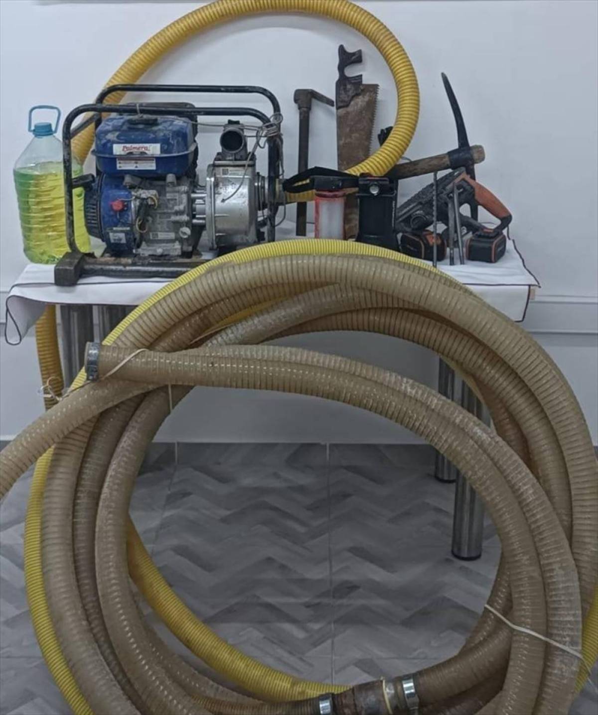 Kırşehir'de izinsiz kazı yapan 8 ş&uuml;pheli su&ccedil;&uuml;st&uuml; yakalandı