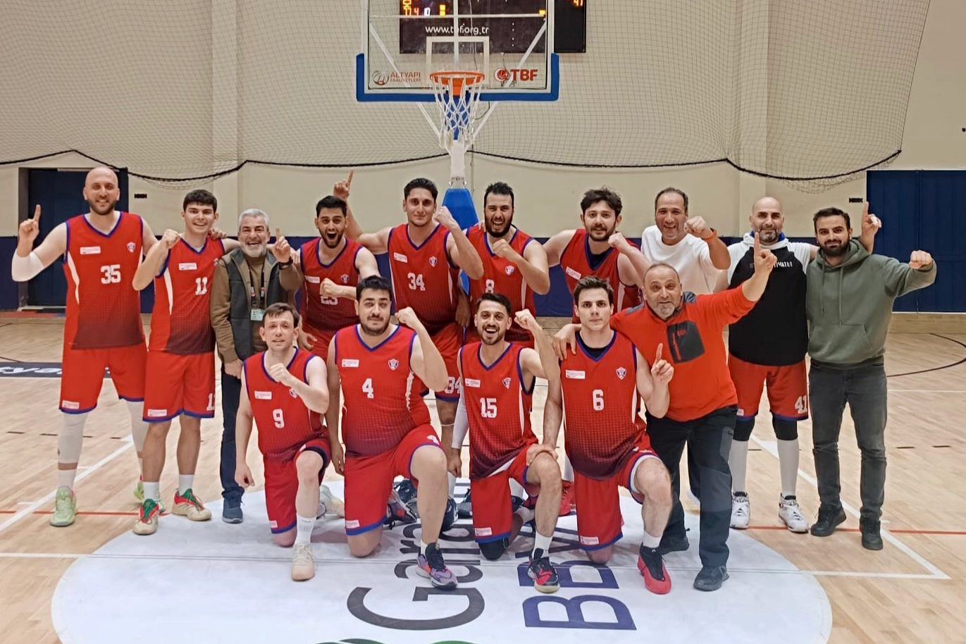 Ağrı&rsquo;nın ilk basketbol takımı playoff&rsquo;a lider y&uuml;kseldi