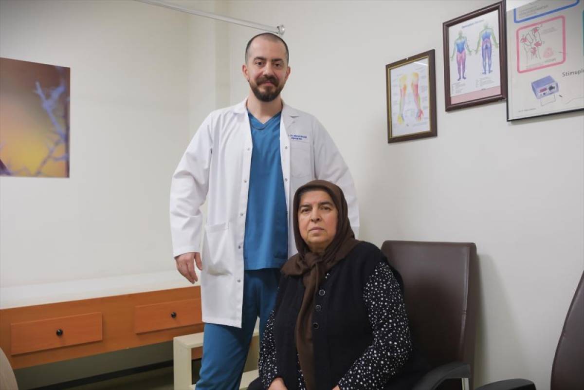 &Ccedil;&ouml;z&uuml;m bulamadığı bel ağrısından hastanede takılan pille kurtuldu