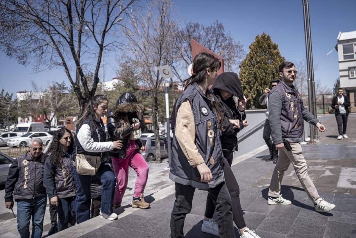 Erzurum'da masaj salonlarına d&uuml;zenlenen fuhuş operasyonunda 10 ş&uuml;pheli yakalandı