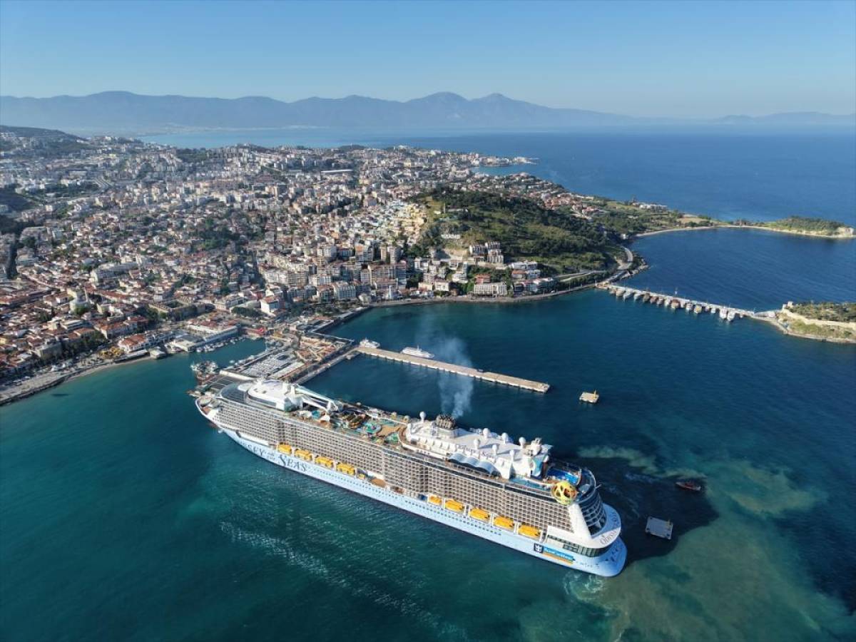 Kuşadası'na kruvaziyerle 4 bin 600 turist geldi