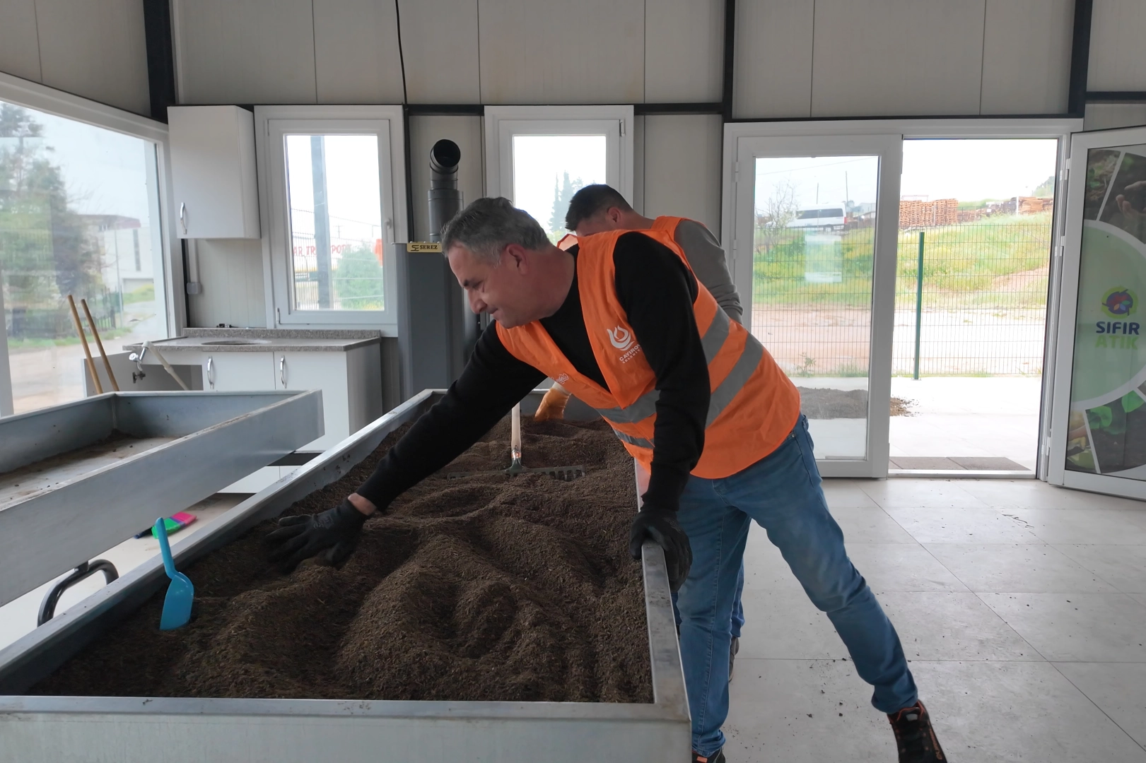 &Ccedil;ayırova'da kompost &uuml;retim tesisi toprağa can oluyor