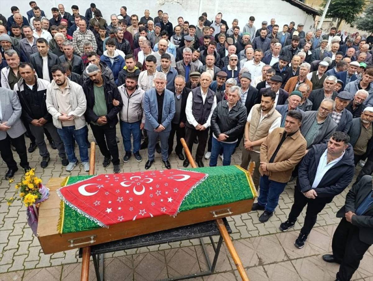 Ankara'daki trafik kazasında &ouml;len hamile kadın Balıkesir'de son yolculuğuna uğurlandı