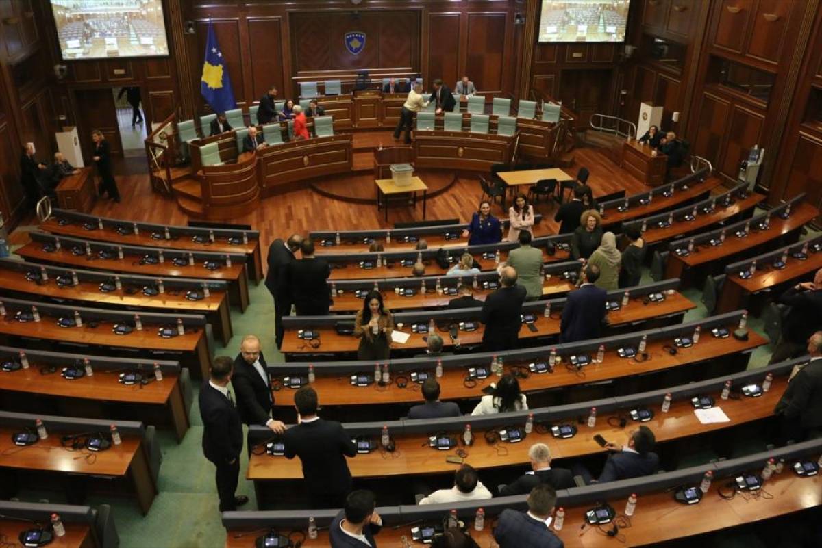 Kosova'da Meclis yeni cumhurbaşkanını se&ccedil;emediği i&ccedil;in yeniden erken genel se&ccedil;ime gidiliyor