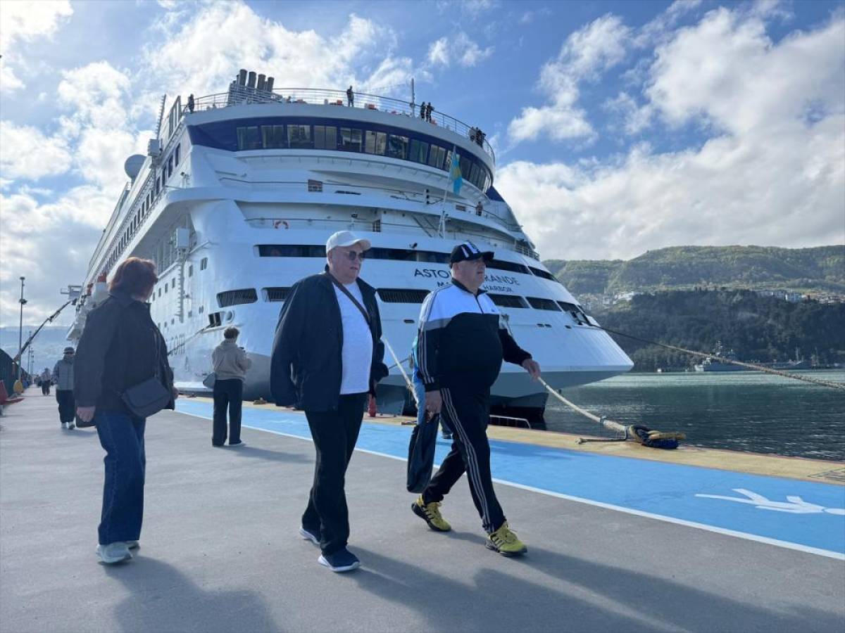 "Astoria Grande" kruvaziyeri 856 yolcusuyla Amasra'ya geldi