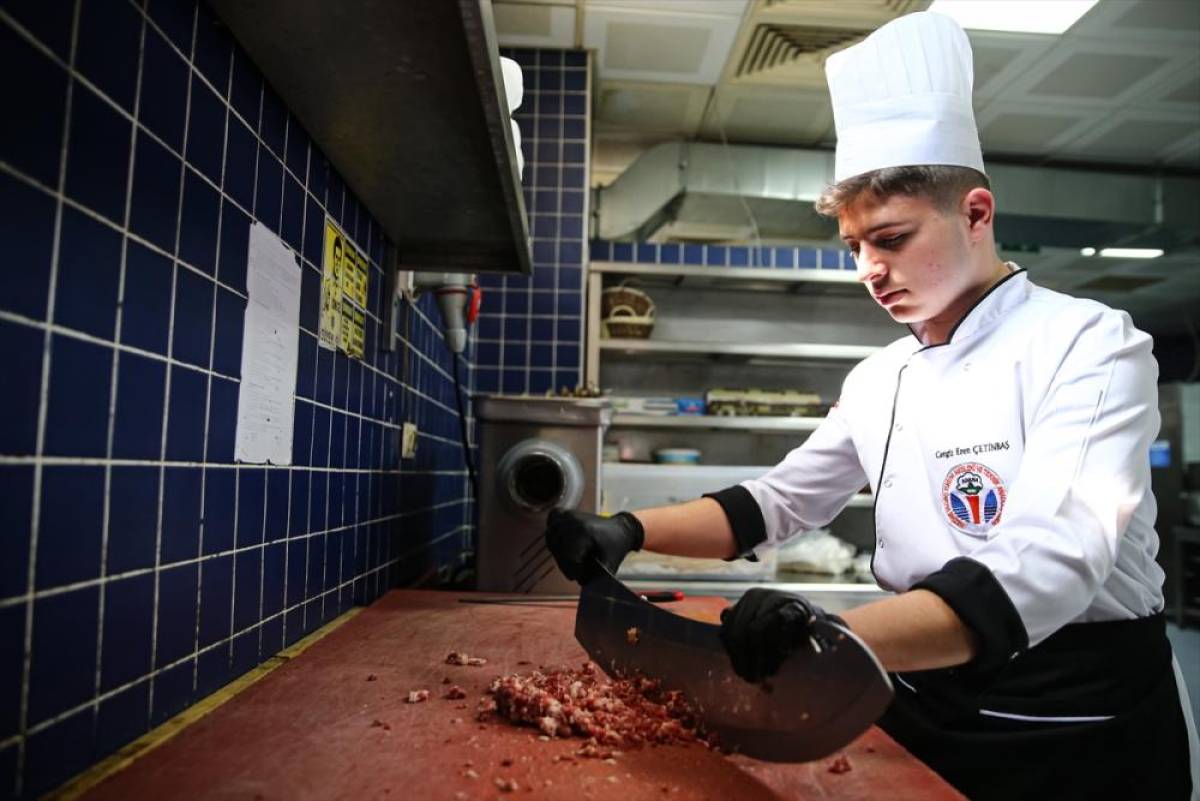 Adanalı gen&ccedil; şefler, hazırlayacakları yemeklerle T&uuml;rkiye şampiyonu olmayı hedefliyor