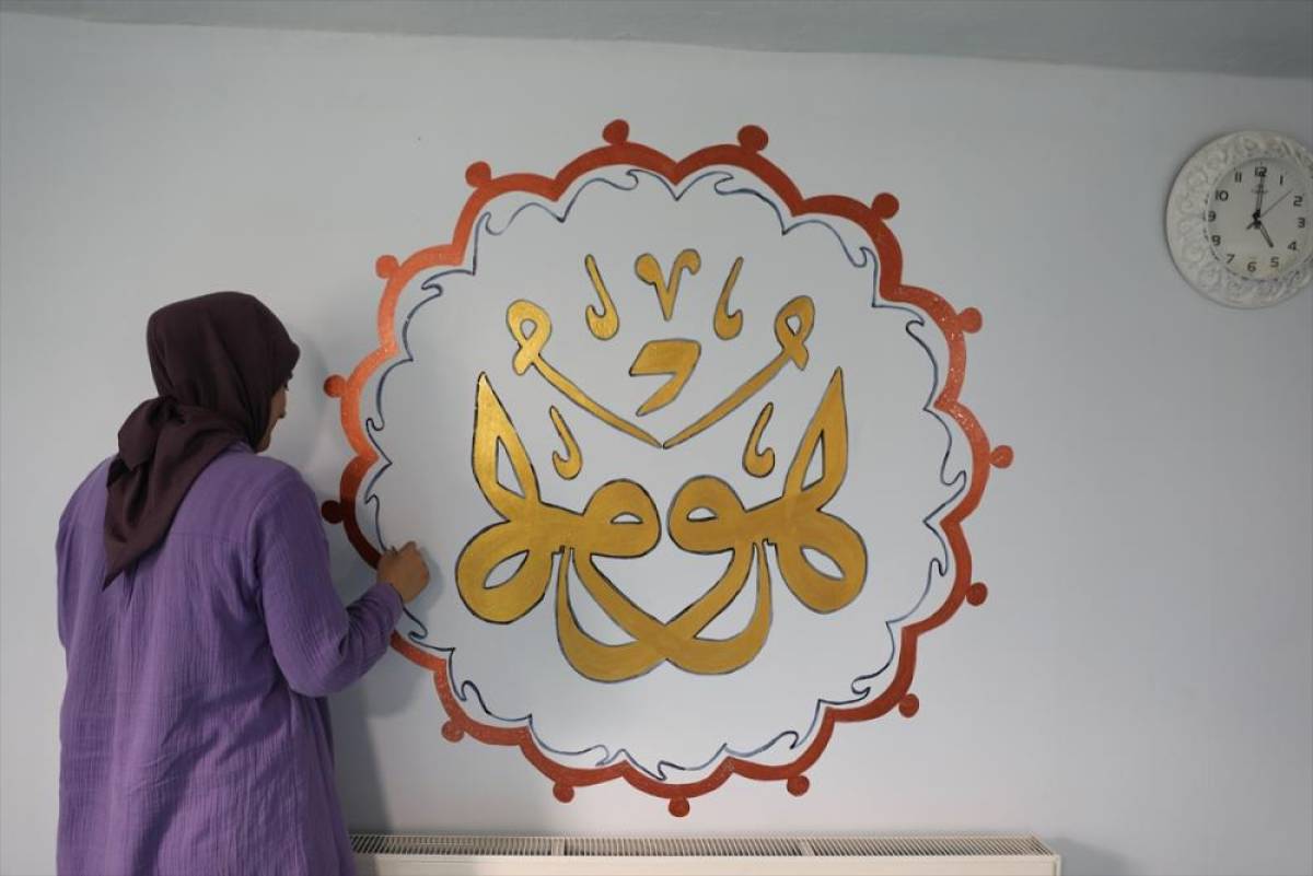 Iğdır'da g&ouml;n&uuml;ll&uuml;ler Osmanlı motiflerini camilere işliyor