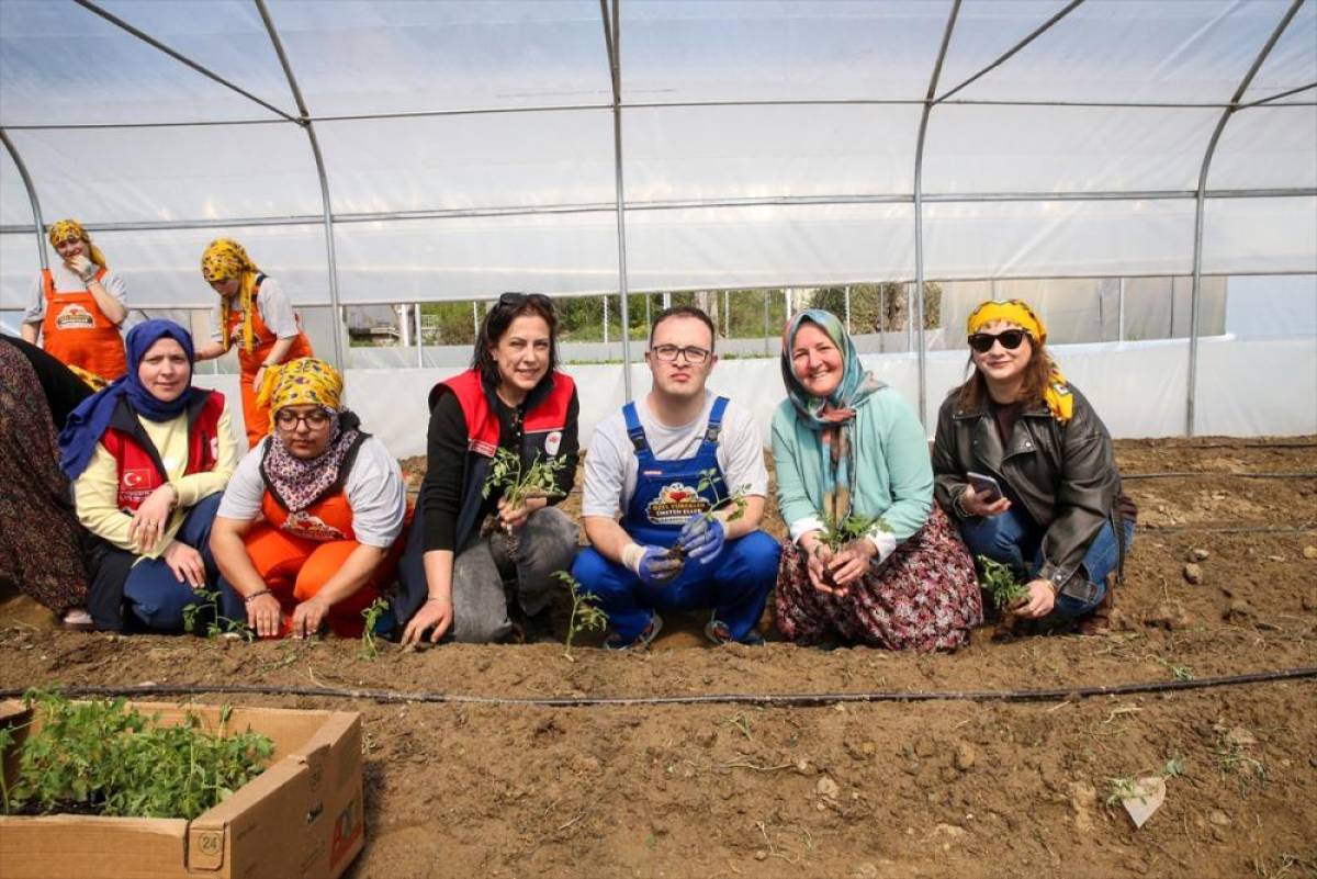 &Ouml;zel gereksinimli bireyler toprakla uğraşarak rehabilite oluyor