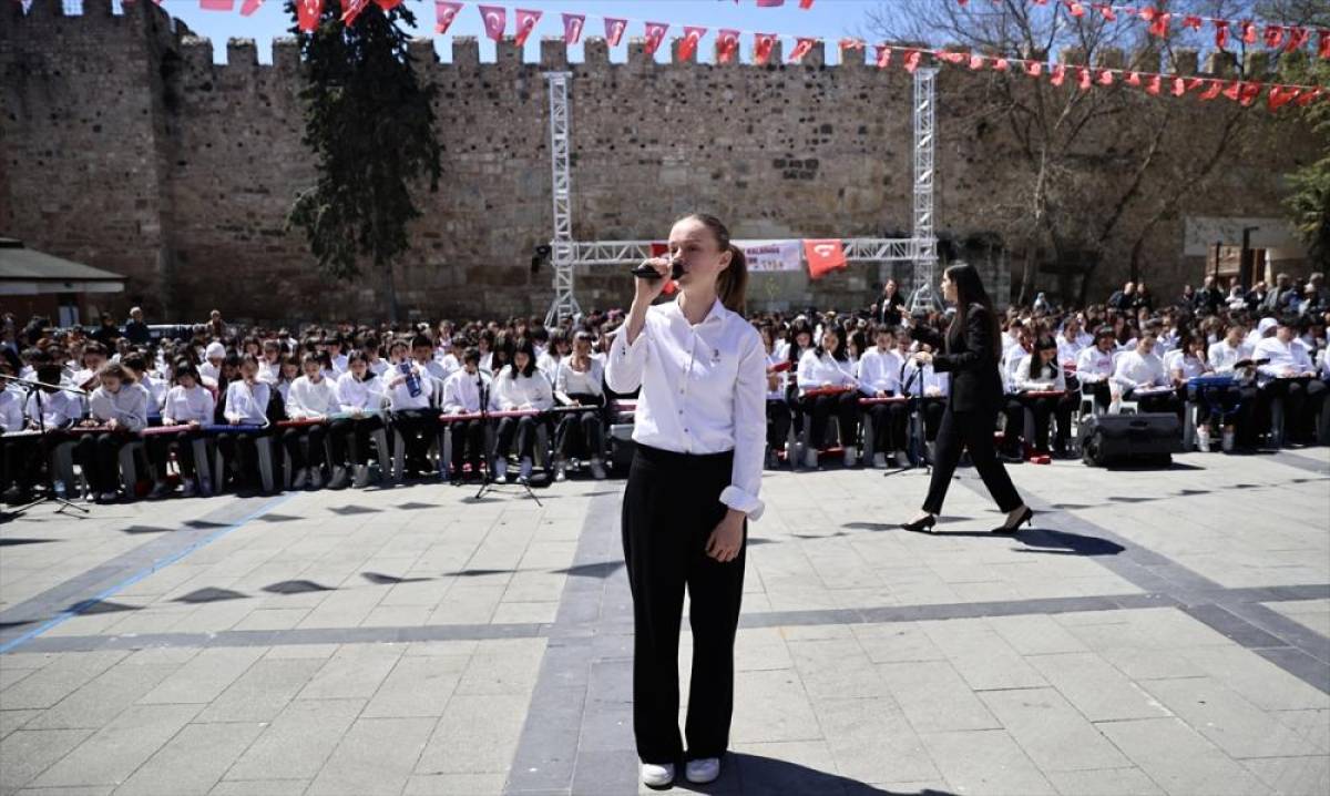 Sinop'ta 500 &ouml;ğrenci kent meydanında melodika dinletisi sundu