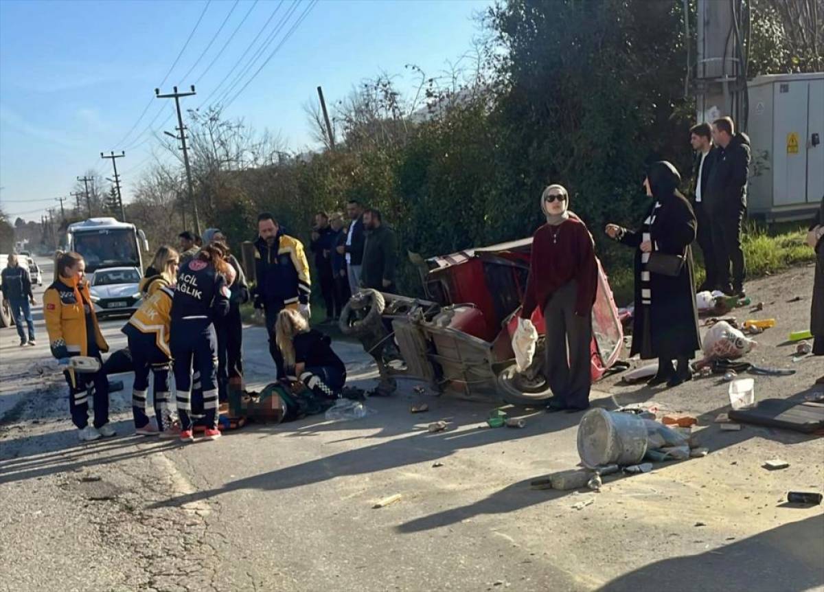 Sakarya'da kamyonetle çarpışan elektrikli motosikletin sürücüsü öldü, oğlu yaralandı