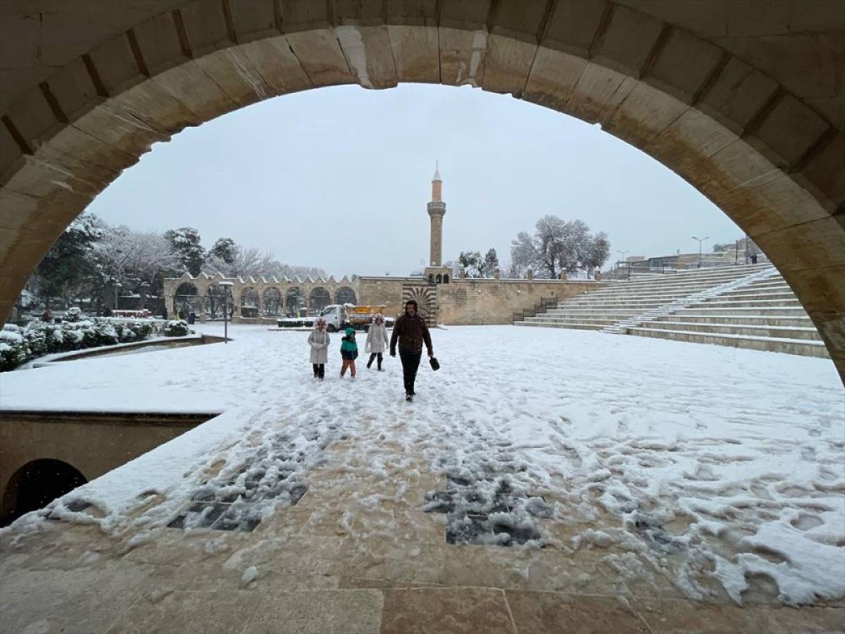 Şanlıurfa'daki tarihi Balıklıg&ouml;l beyaza b&uuml;r&uuml;nd&uuml;