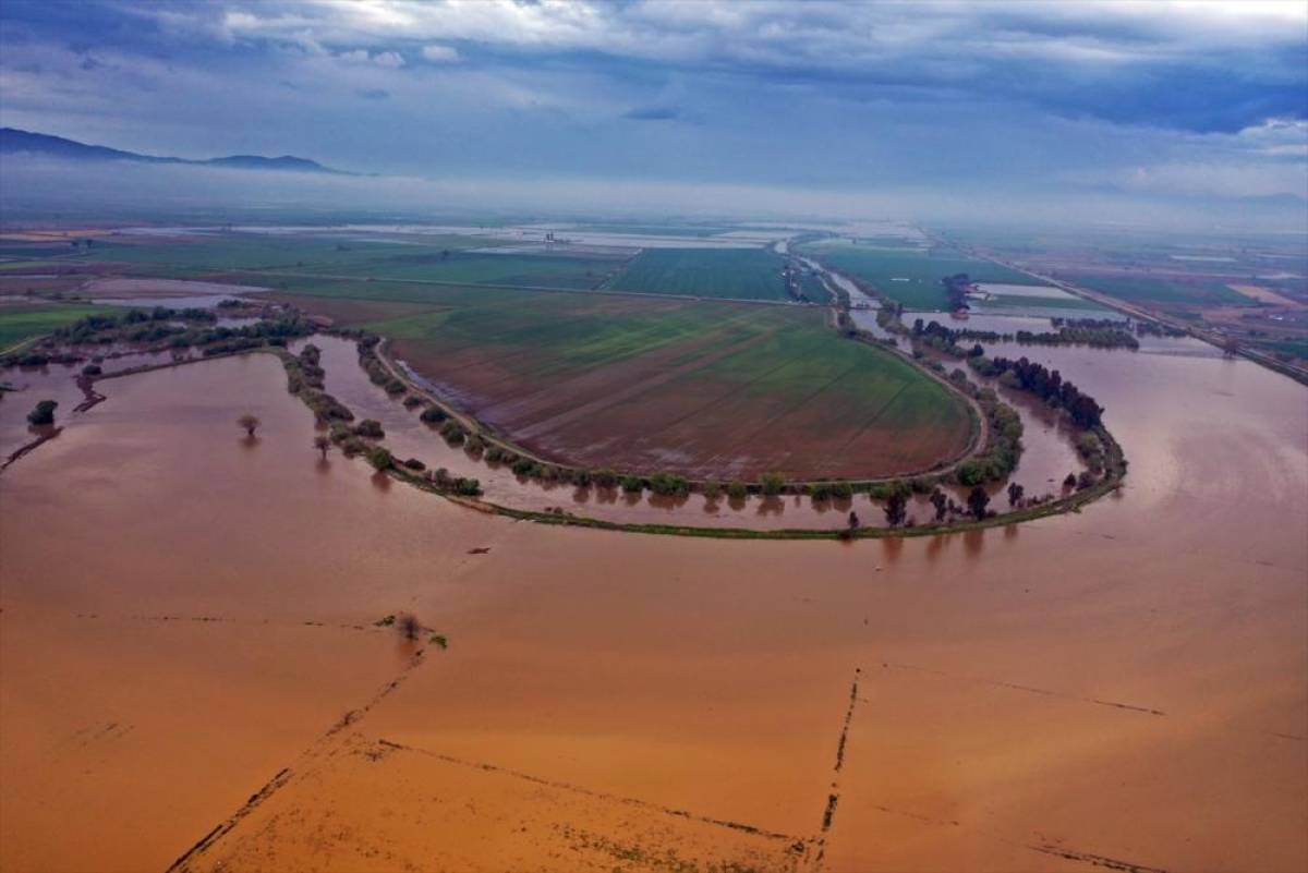 Aydın'da nehir taşması sonucu tarım arazileri su altında kaldı, ulaşım aksadı