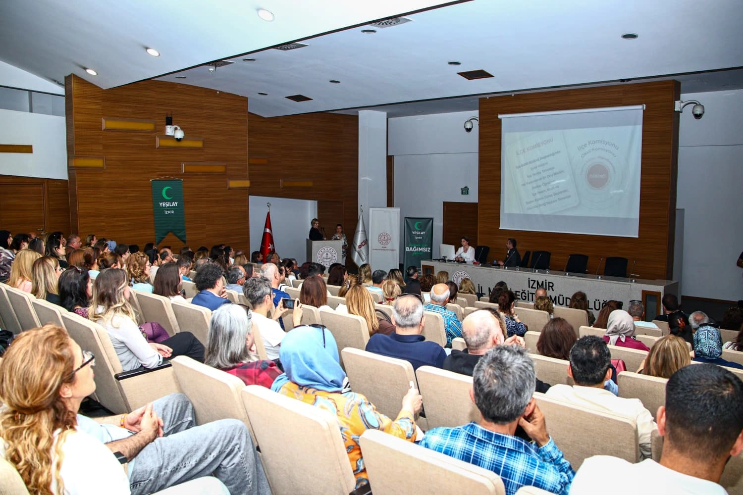 İzmir&rsquo;de &ldquo;Yeşilay İzmir Sağlıklı Yaşam Ligi&rdquo; Projesi i&ccedil;in rehber &ouml;ğretmenler eğitildi