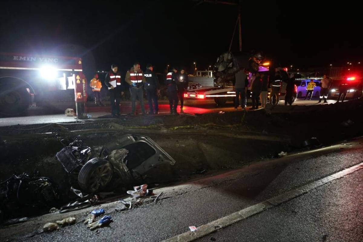 &Ccedil;anakkale'de ref&uuml;jdeki aydınlatma direğine &ccedil;arpan otomobildeki 2 kişi &ouml;ld&uuml;